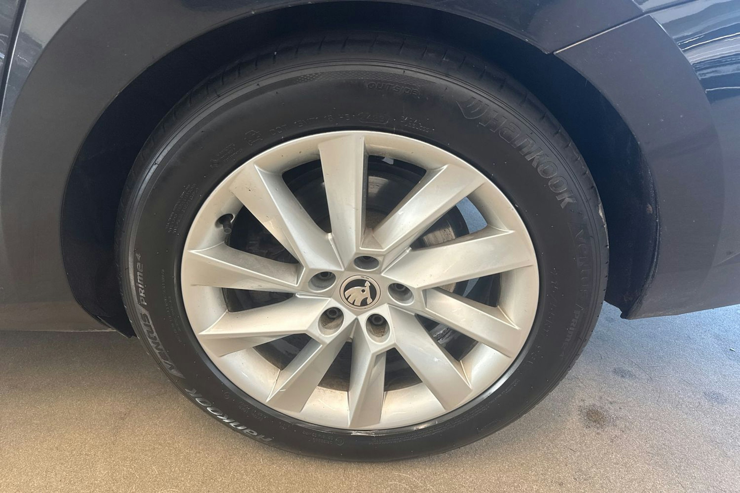 Musta Skoda Superb 2018 kuva 10.