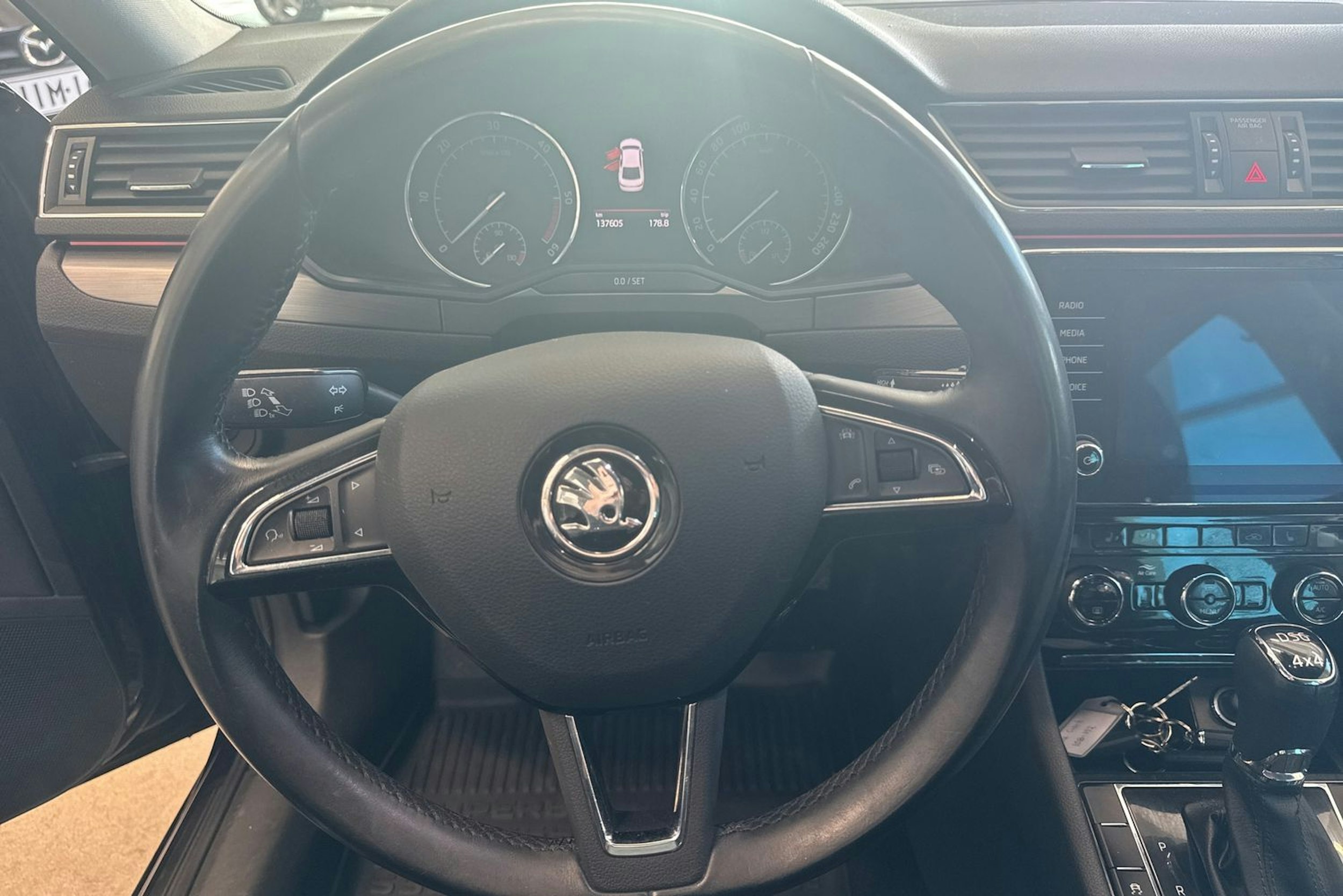 Musta Skoda Superb 2018 kuva 11.