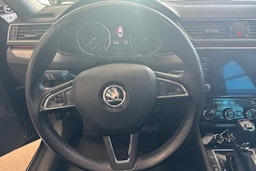 Musta Skoda Superb 2018 kuva 11.
