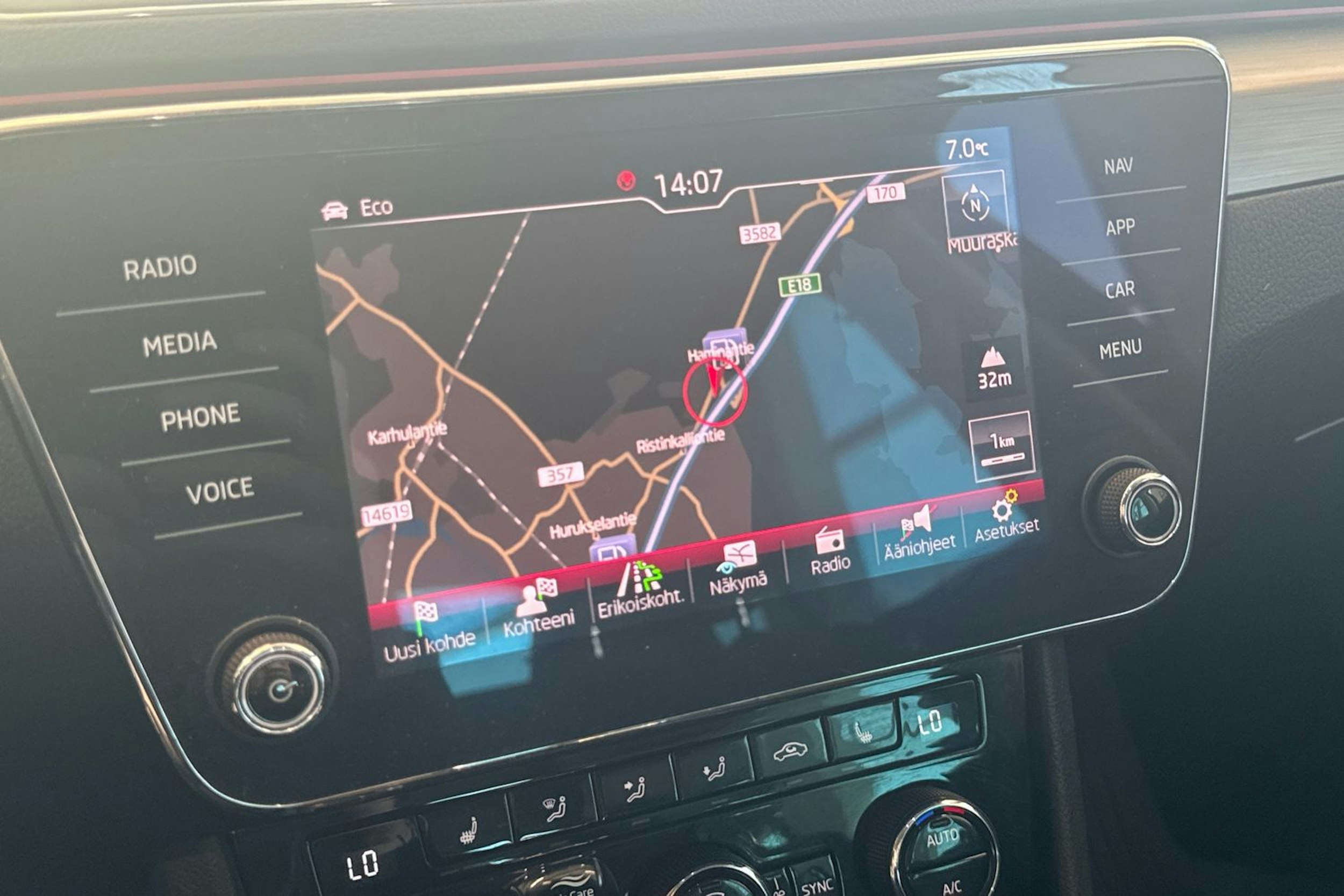 Musta Skoda Superb 2018 kuva 17.