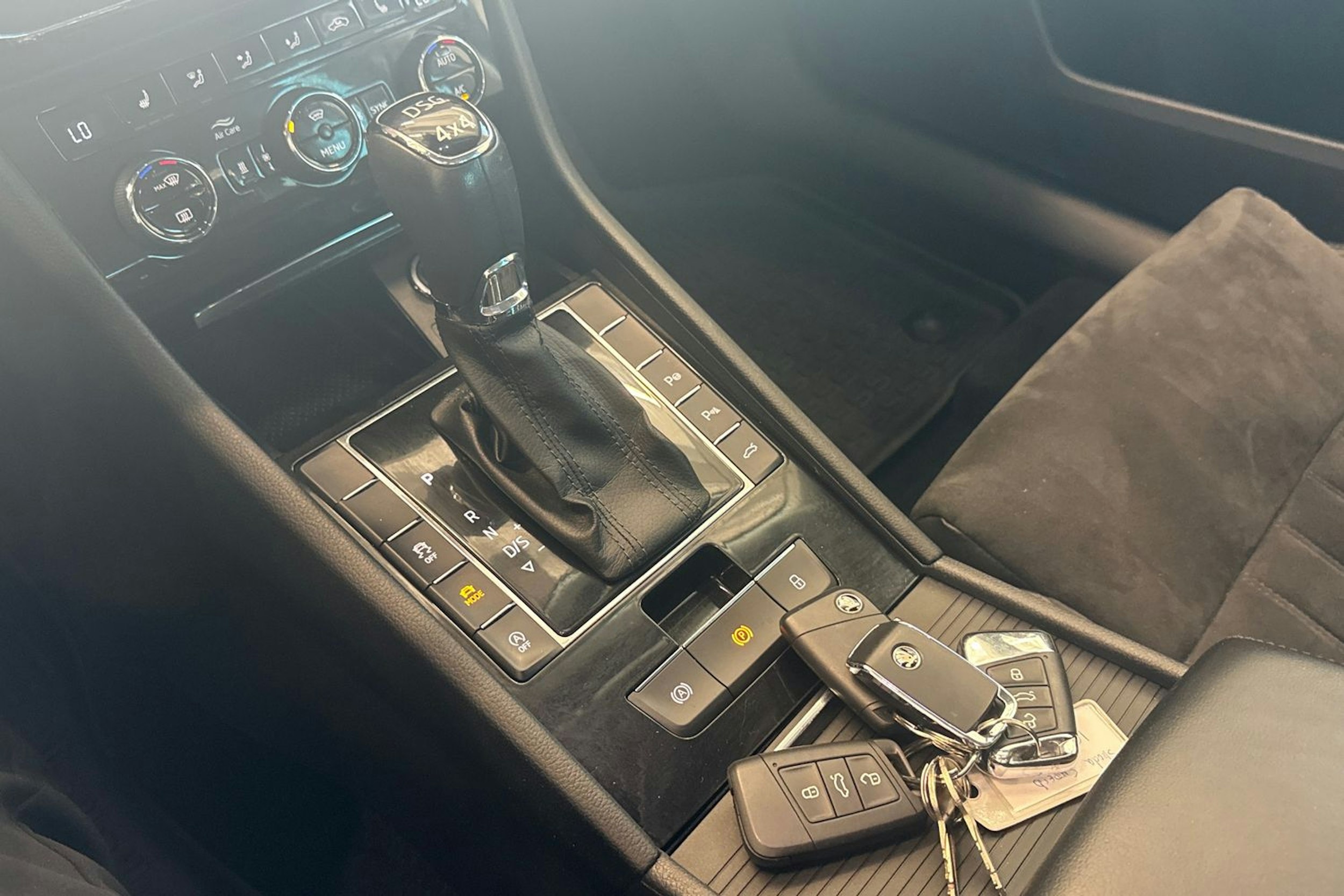 Musta Skoda Superb 2018 kuva 20.