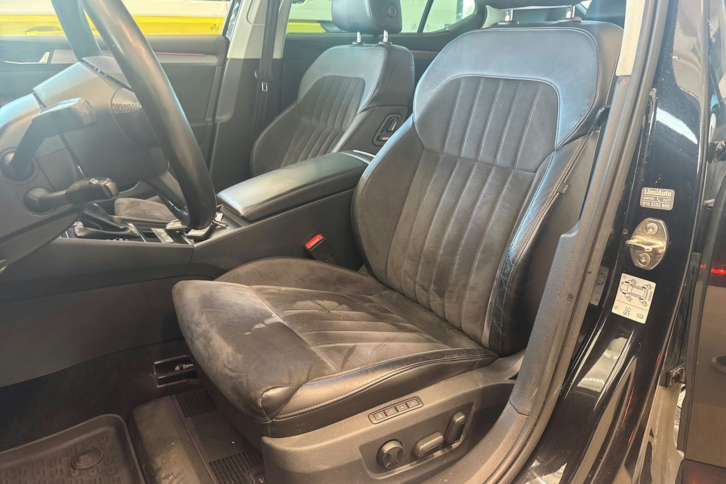 Musta Skoda Superb 2018 kuva 21.