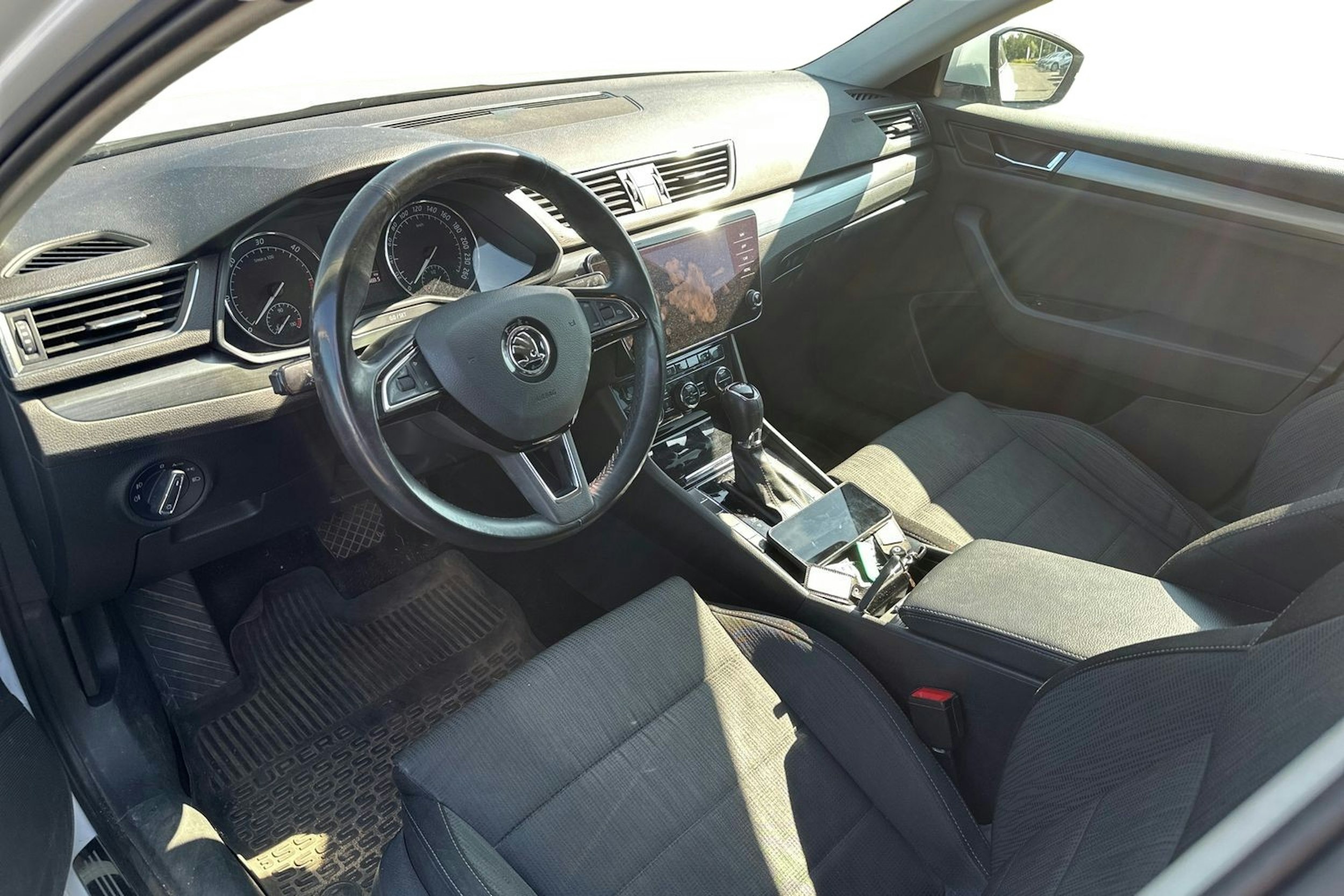 valkoinen Skoda Superb 2018 kuva 3.