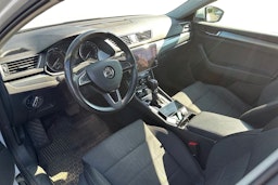 valkoinen Skoda Superb 2018 kuva 3.