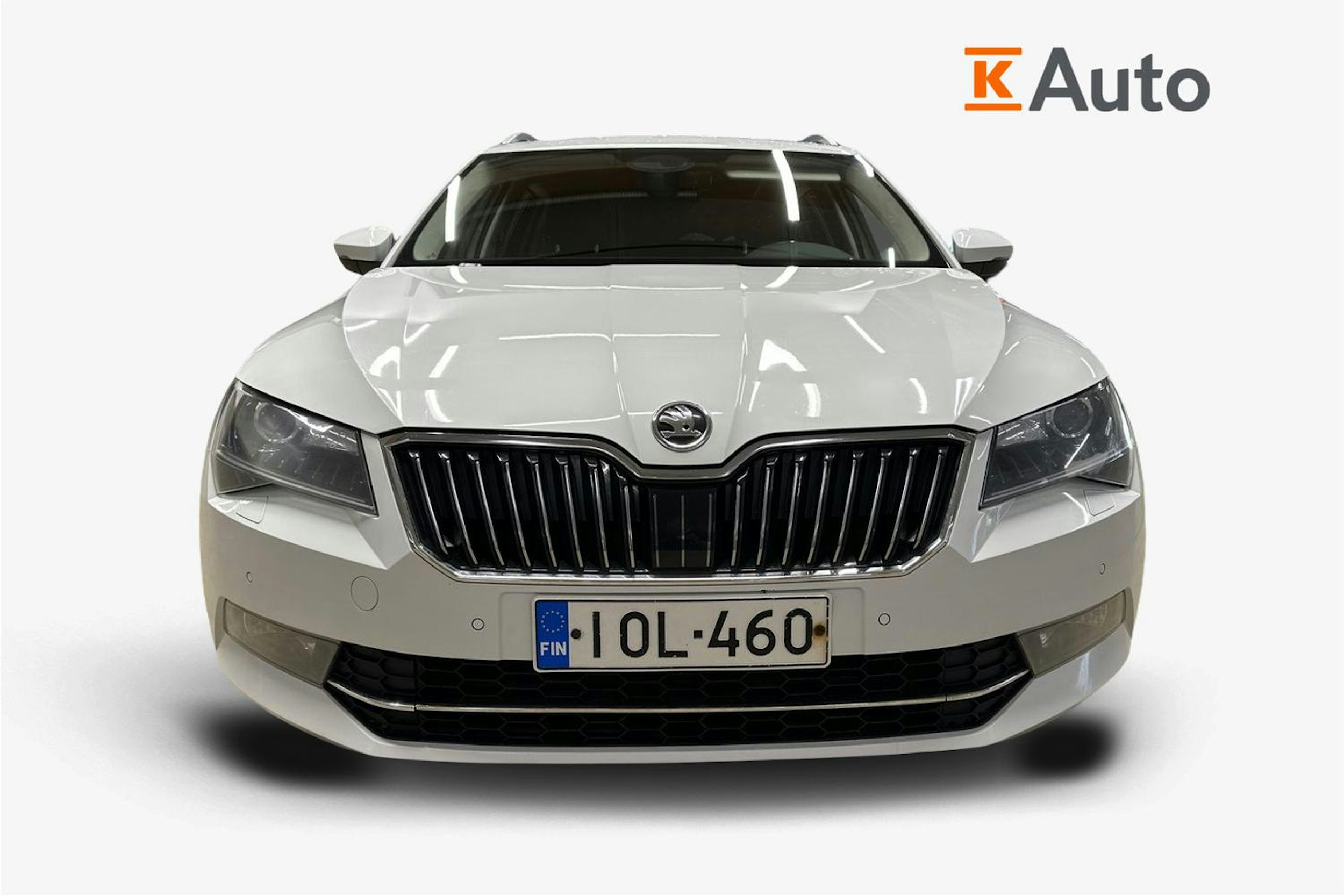 valkoinen Skoda Superb 2018 kuva 5.