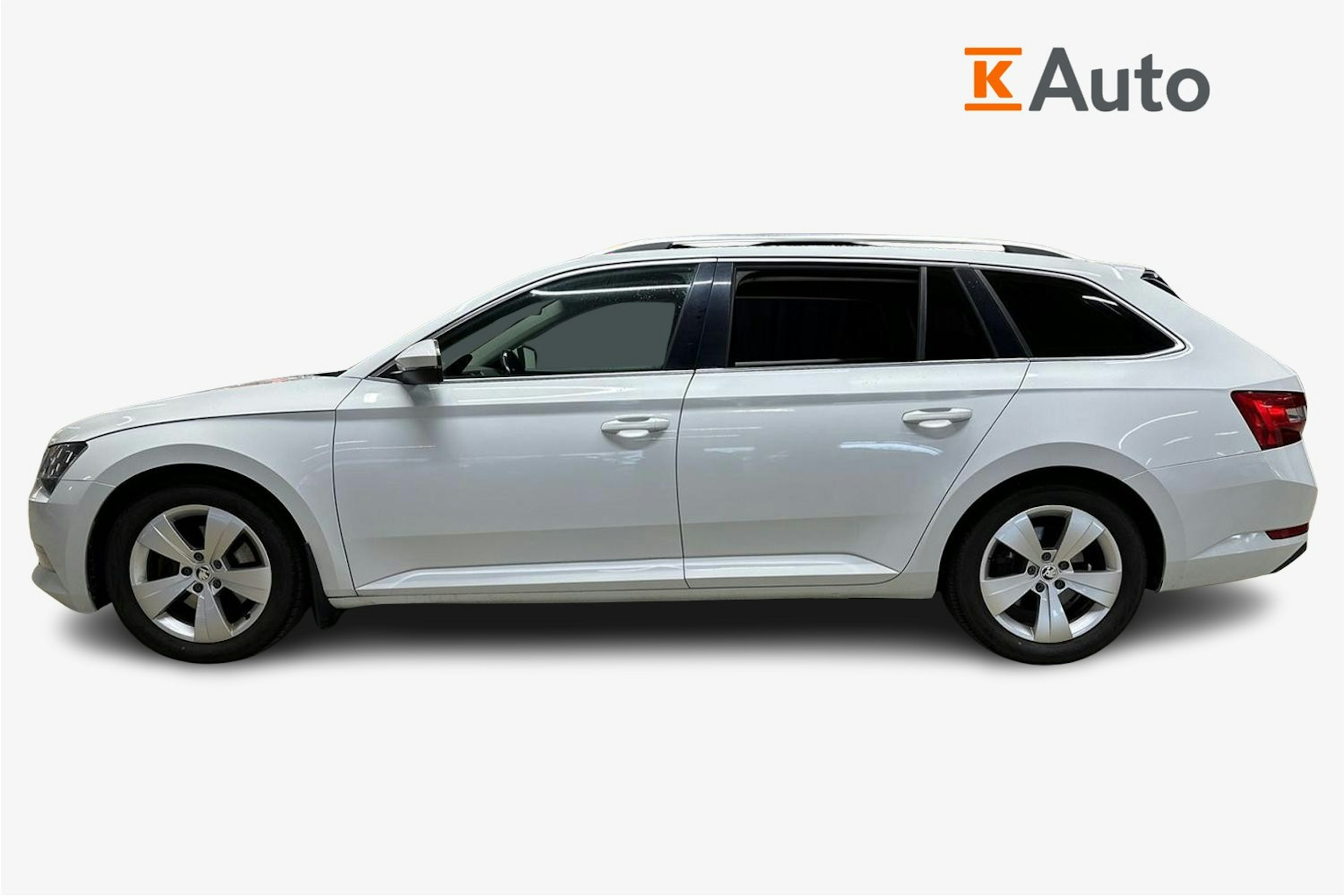 valkoinen Skoda Superb 2018 kuva 6.