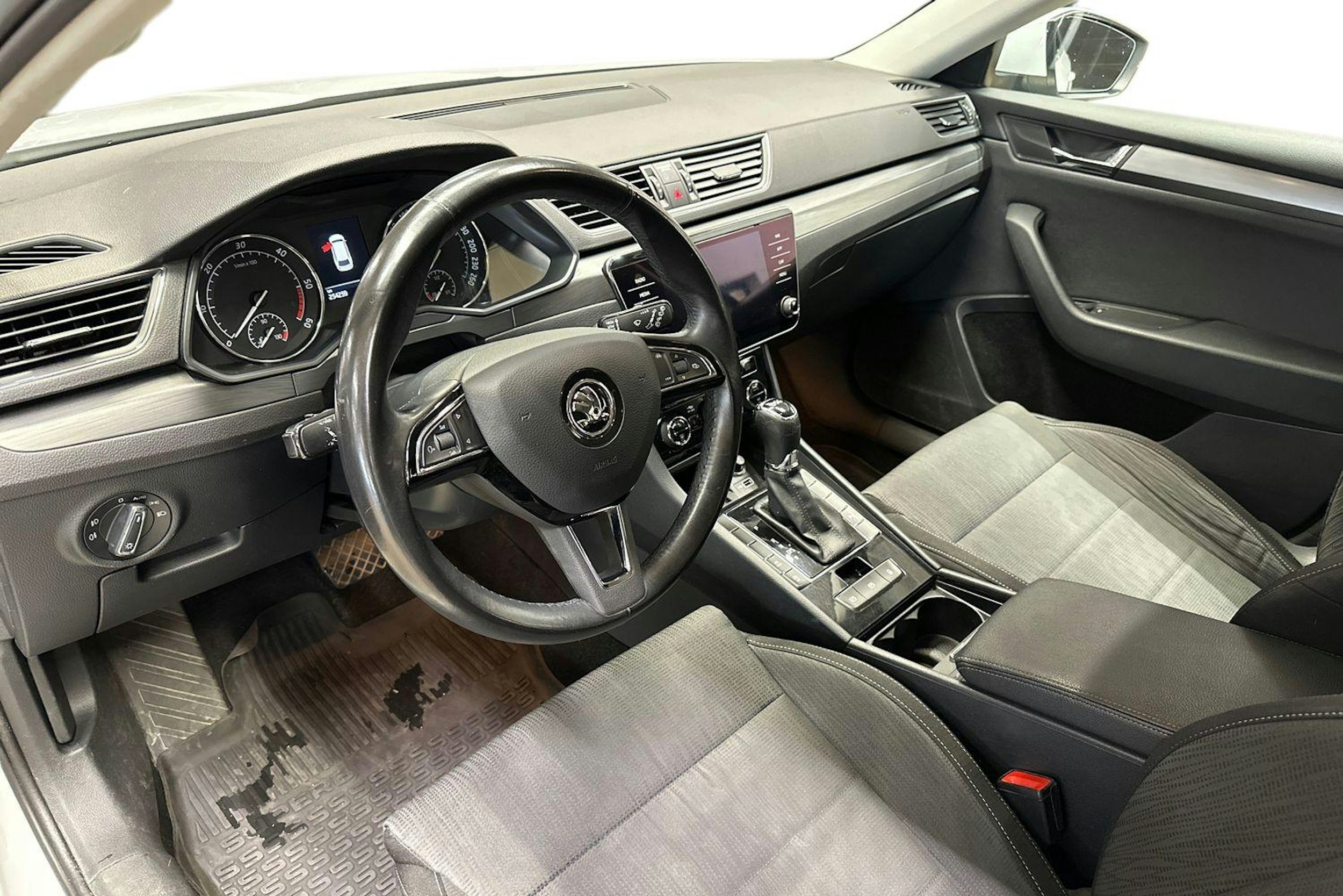 valkoinen Skoda Superb 2018 kuva 7.