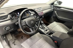 valkoinen Skoda Superb 2018 kuva 7.