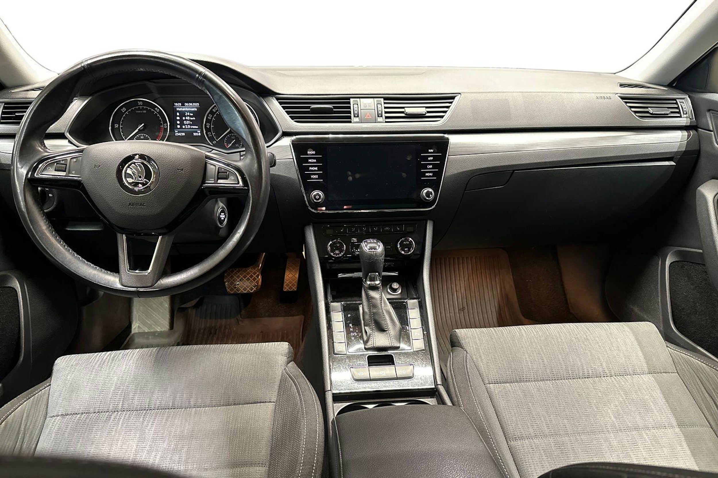 valkoinen Skoda Superb 2018 kuva 9.