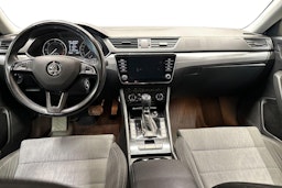 valkoinen Skoda Superb 2018 kuva 9.