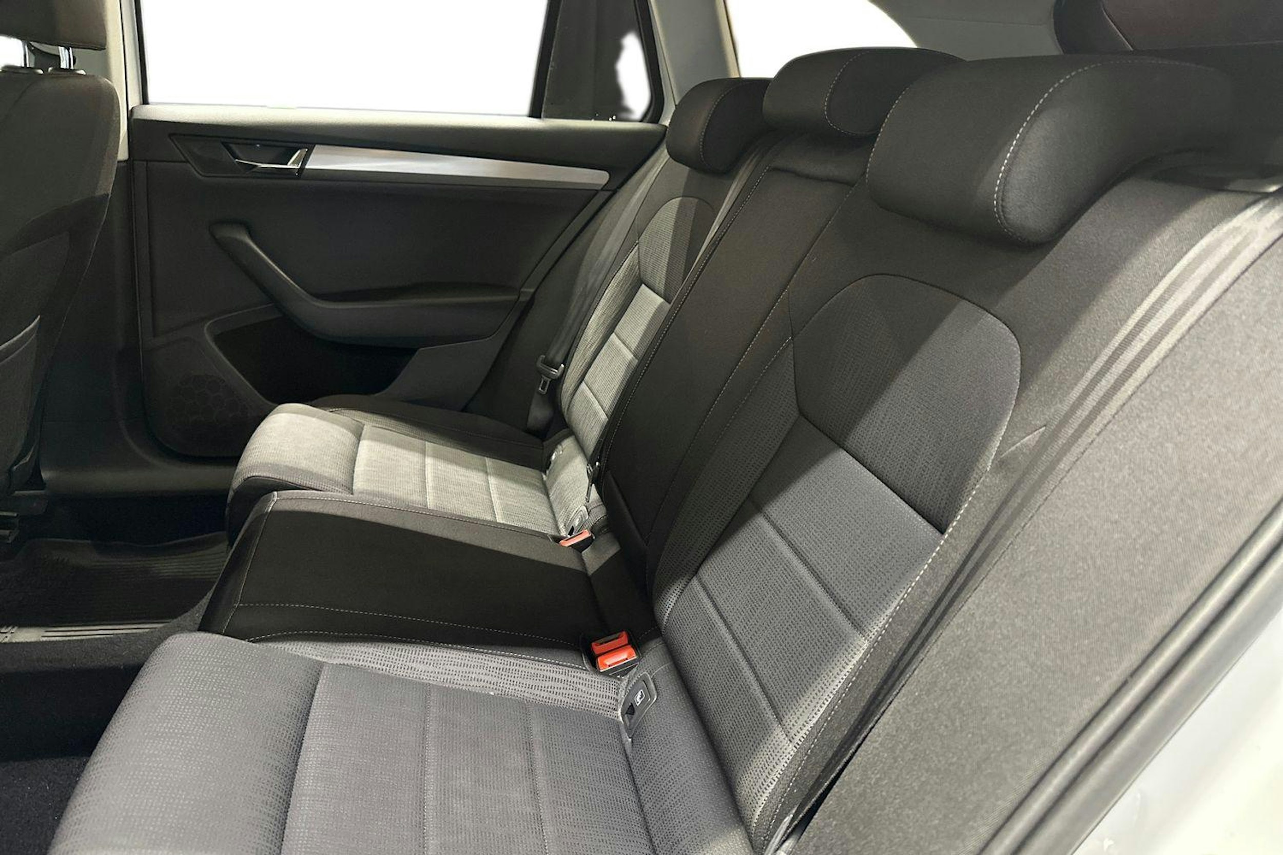valkoinen Skoda Superb 2018 kuva 10.