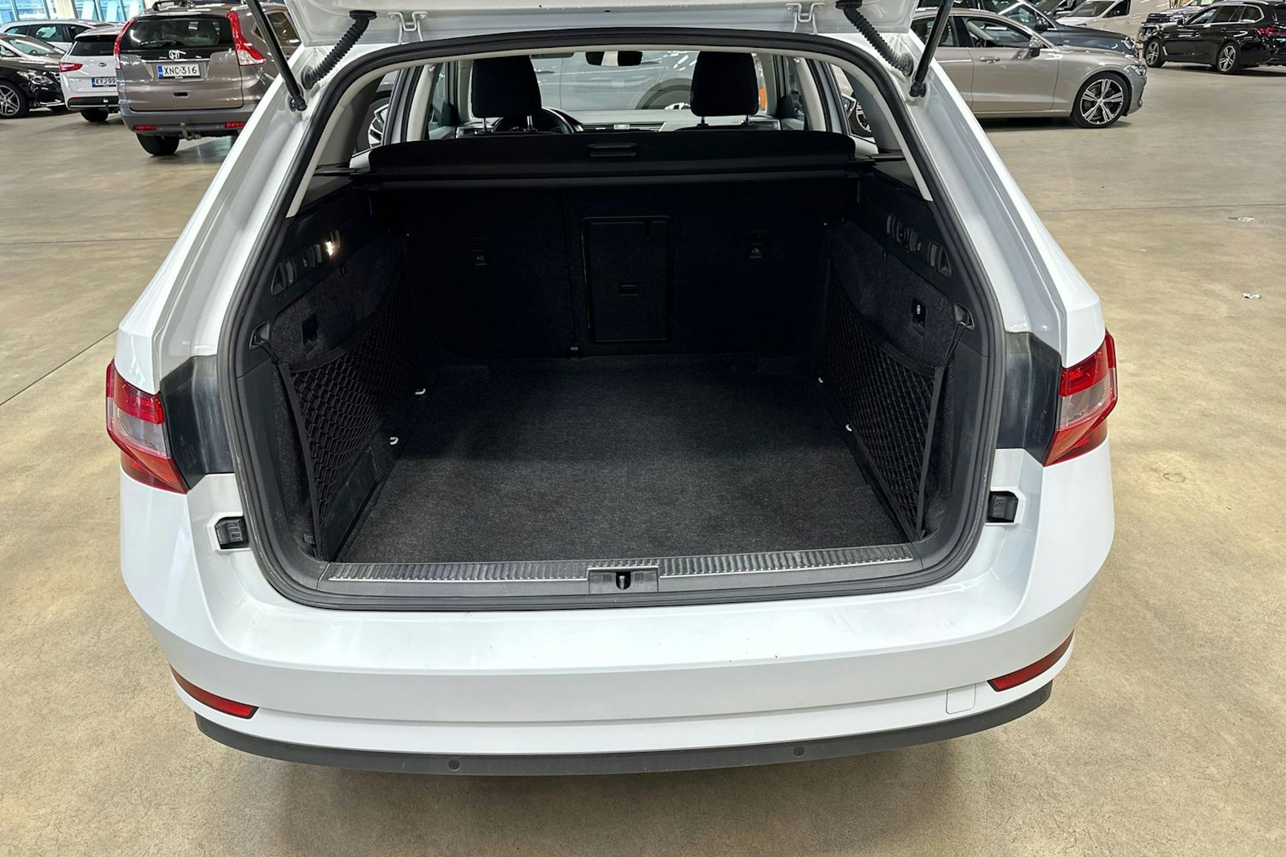 valkoinen Skoda Superb 2018 kuva 14.