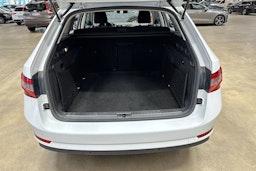 valkoinen Skoda Superb 2018 kuva 14.