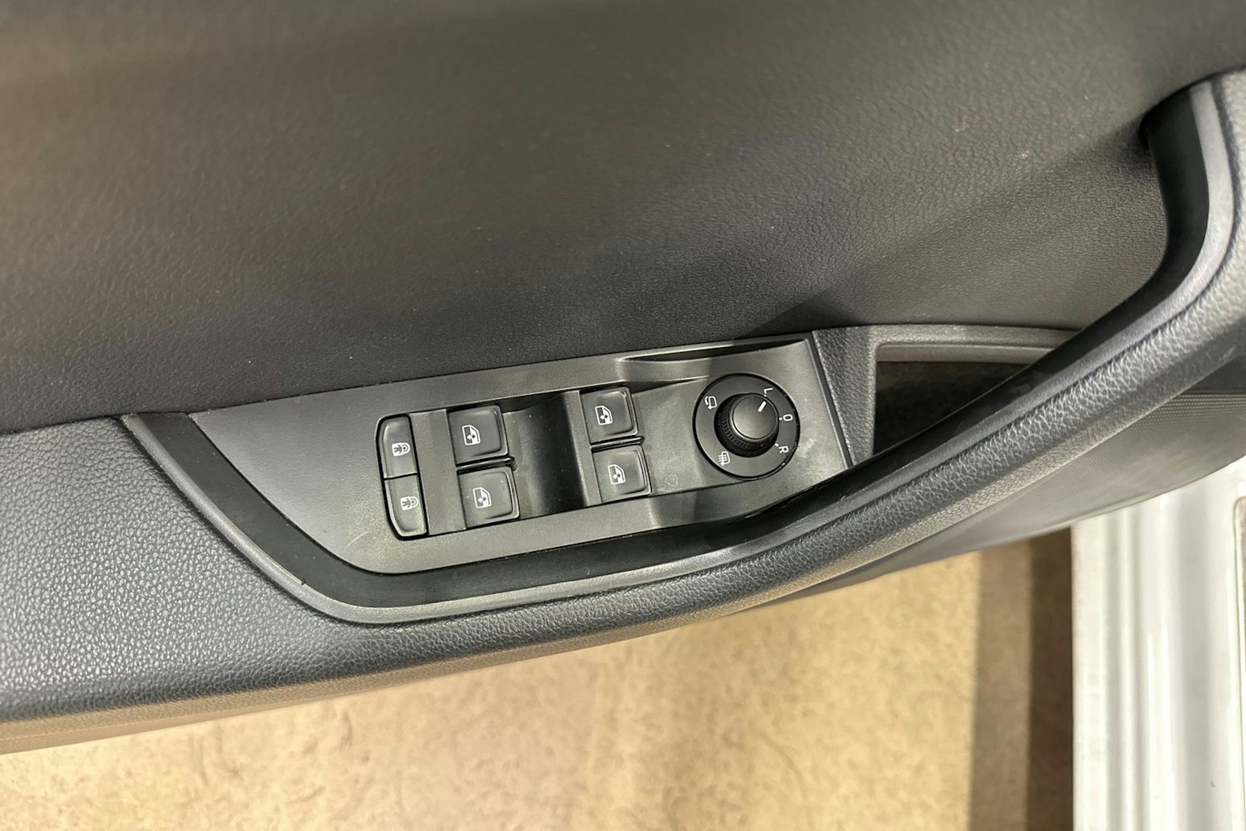 valkoinen Skoda Superb 2018 kuva 15.