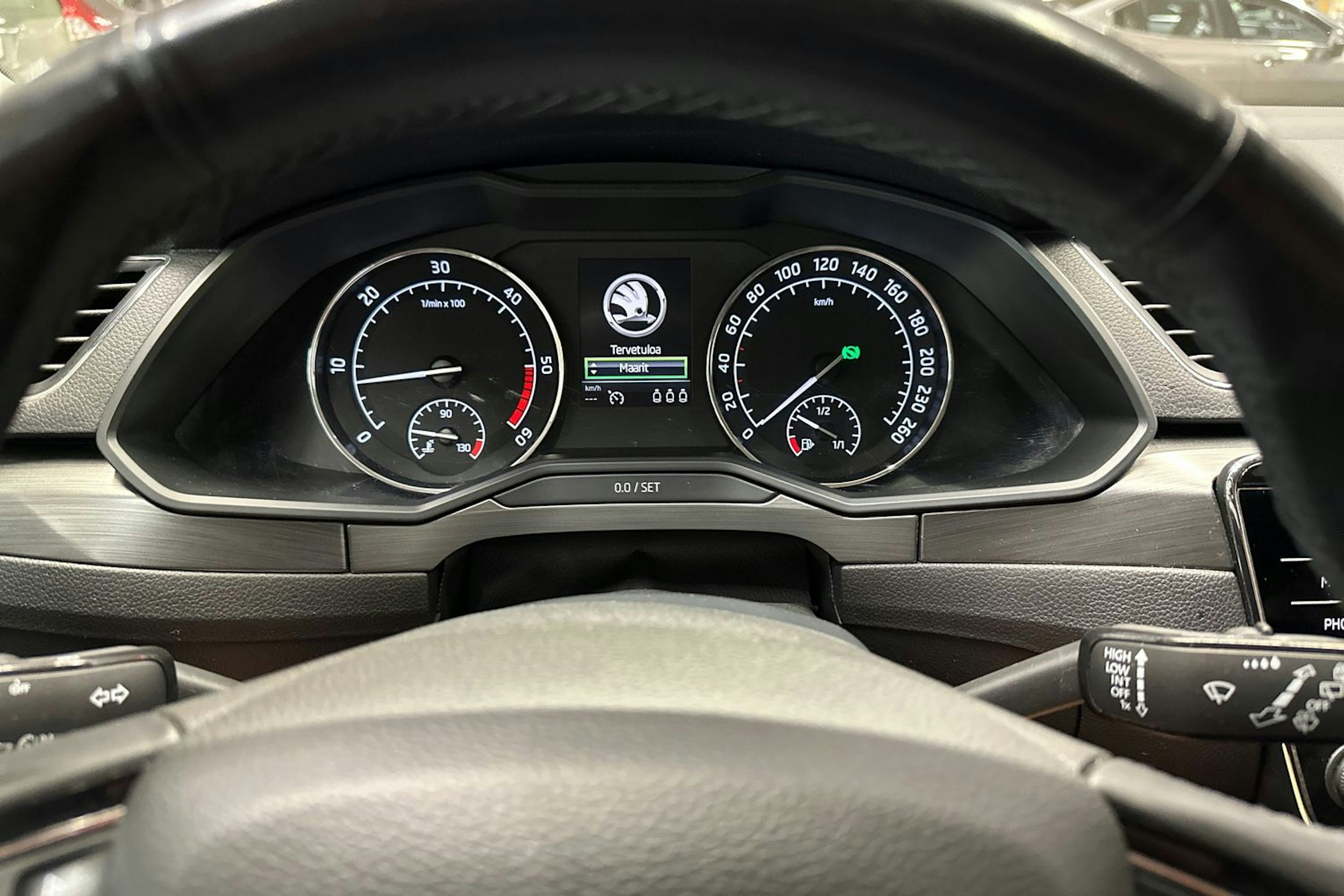 valkoinen Skoda Superb 2018 kuva 16.
