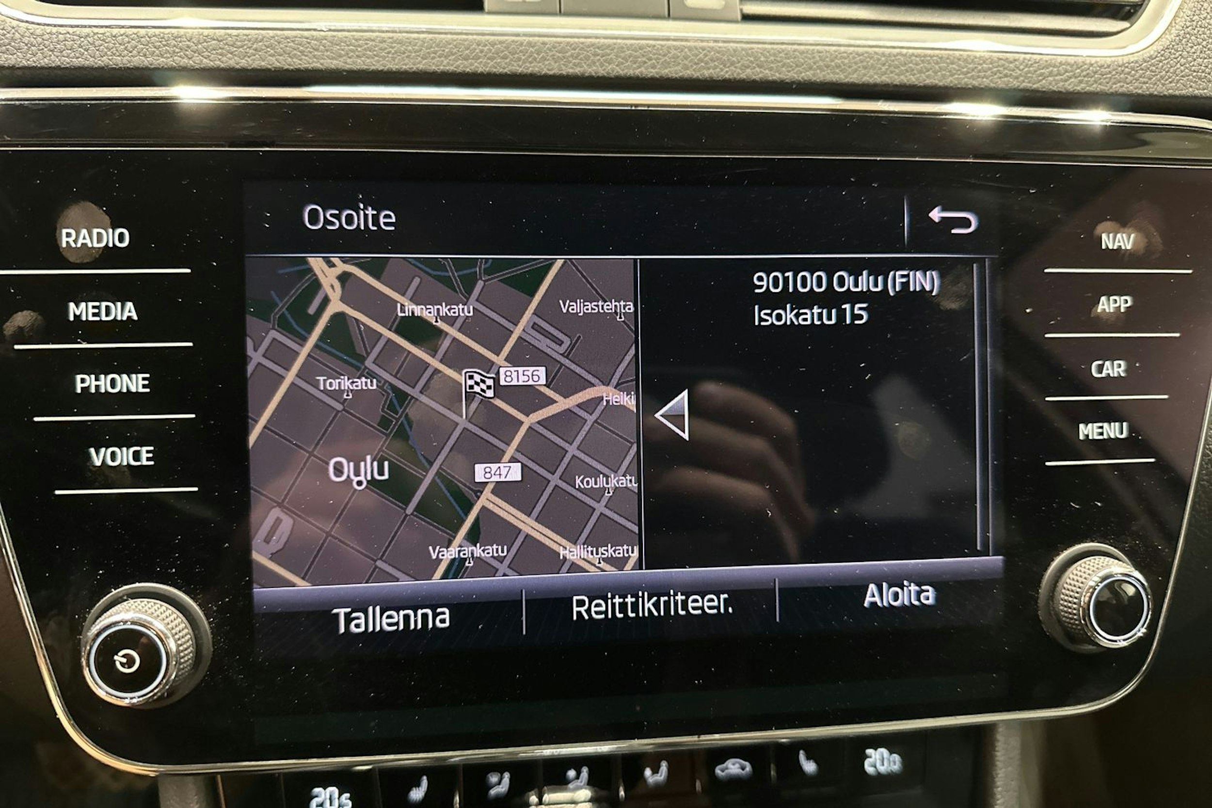 valkoinen Skoda Superb 2018 kuva 17.