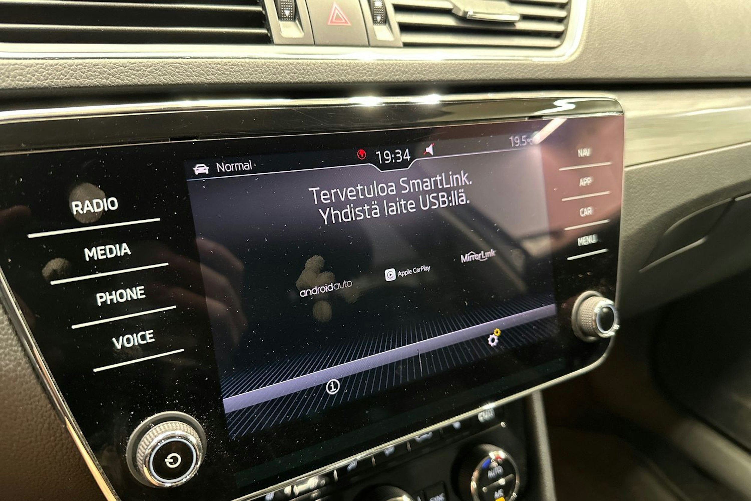valkoinen Skoda Superb 2018 kuva 18.
