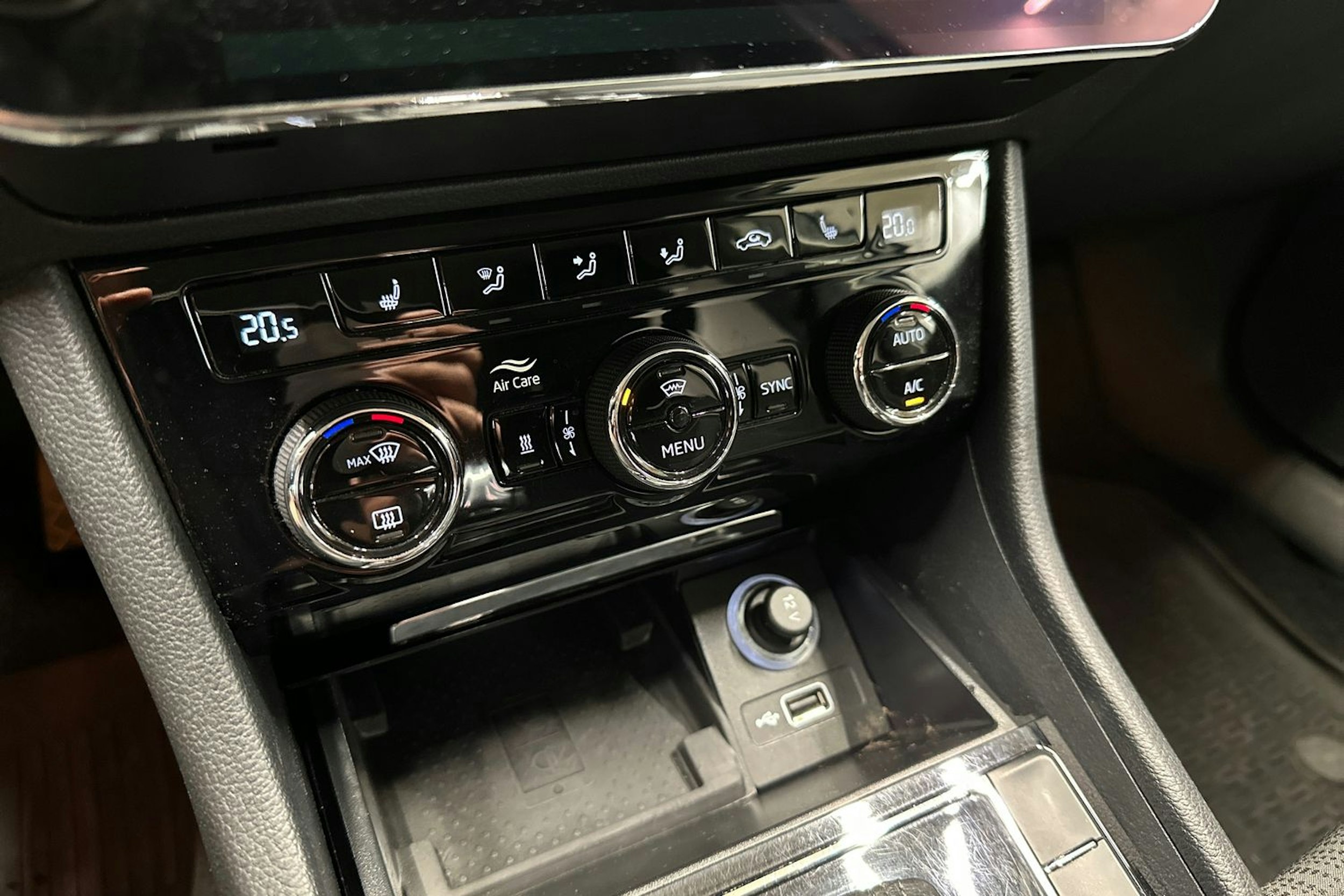 valkoinen Skoda Superb 2018 kuva 19.