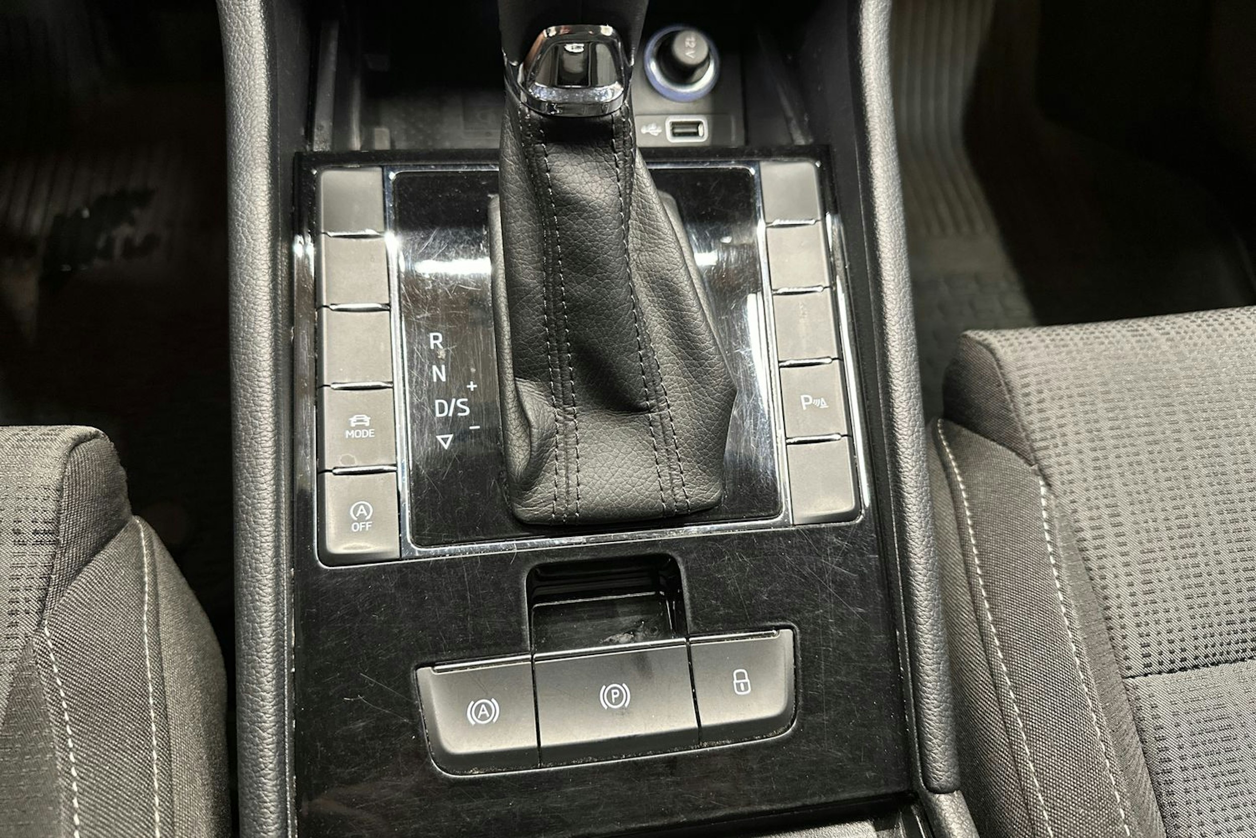 valkoinen Skoda Superb 2018 kuva 20.