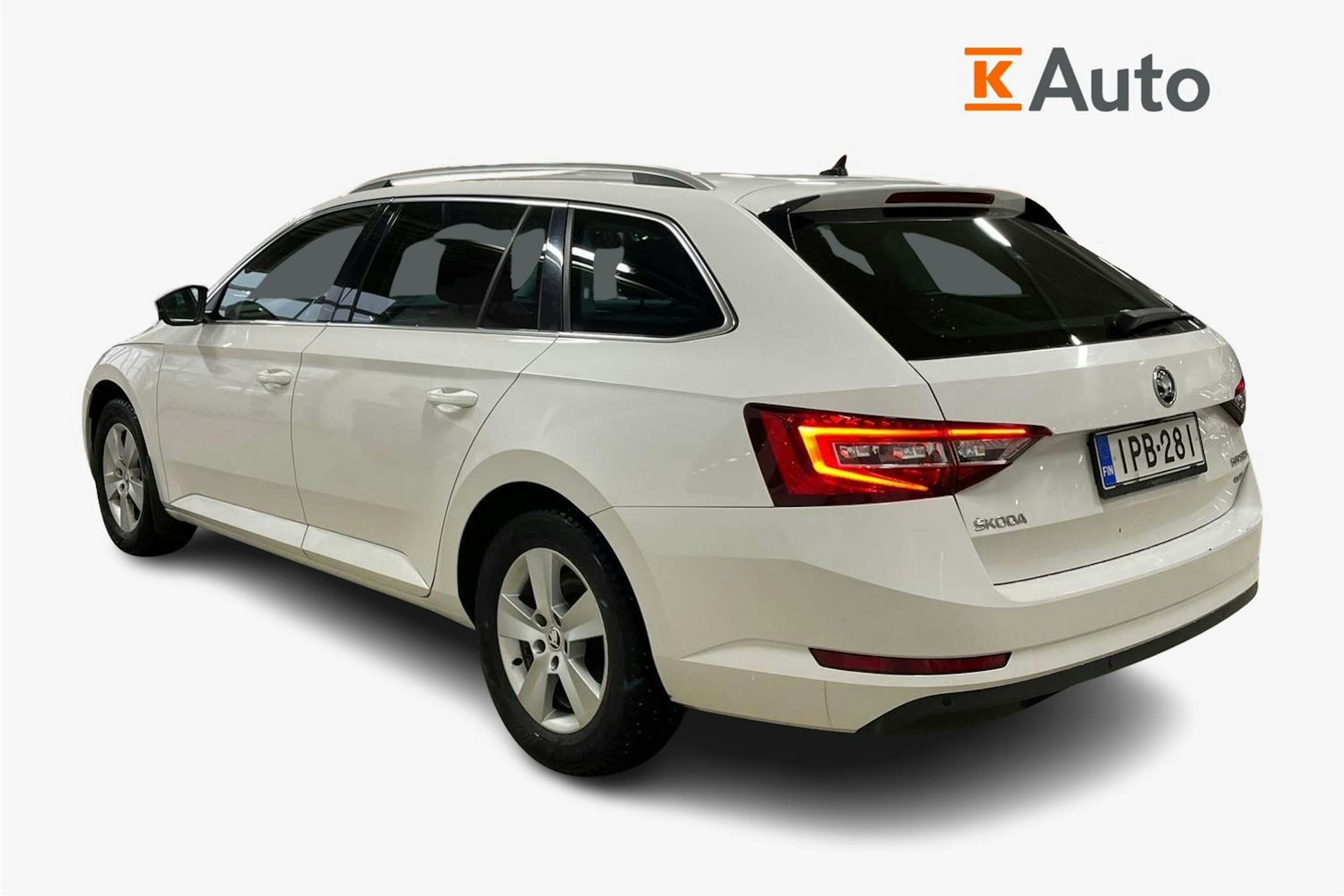 Valkoinen Skoda Superb 2018 kuva 2.