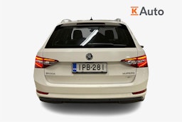 Valkoinen Skoda Superb 2018 kuva 3.