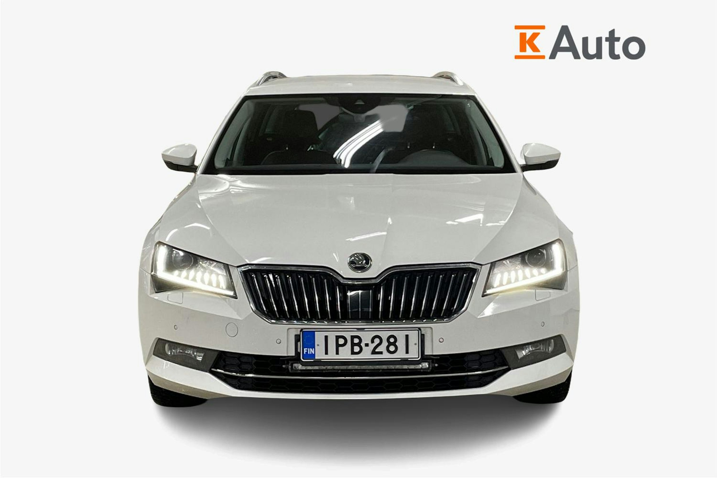 Valkoinen Skoda Superb 2018 kuva 5.