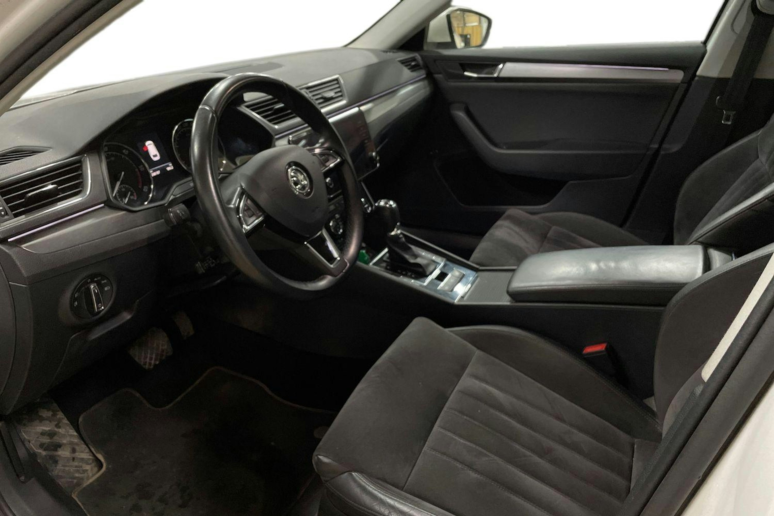Valkoinen Skoda Superb 2018 kuva 7.