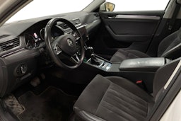 Valkoinen Skoda Superb 2018 kuva 7.