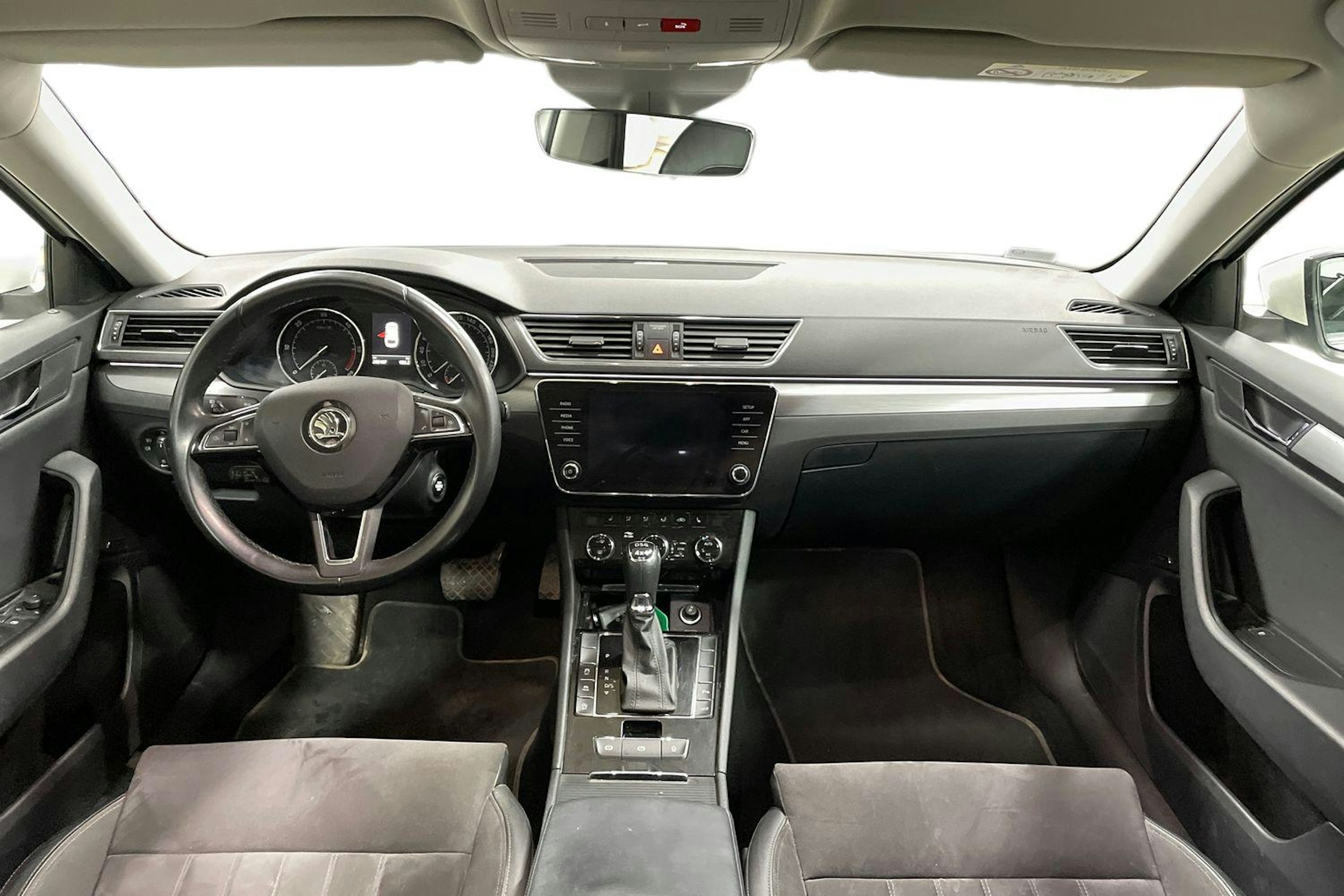 Valkoinen Skoda Superb 2018 kuva 9.