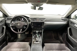 Valkoinen Skoda Superb 2018 kuva 9.
