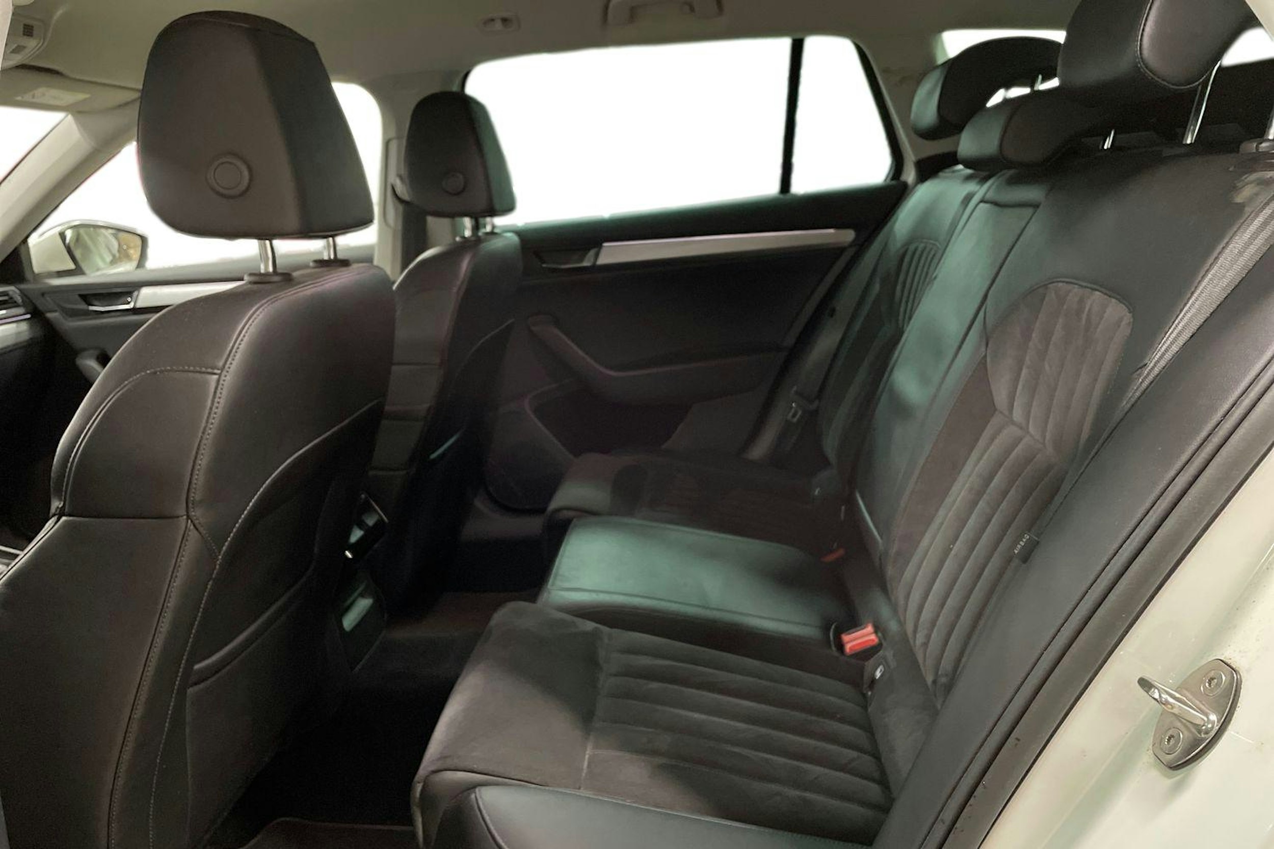 Valkoinen Skoda Superb 2018 kuva 10.