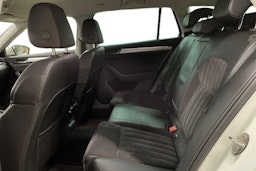 Valkoinen Skoda Superb 2018 kuva 10.