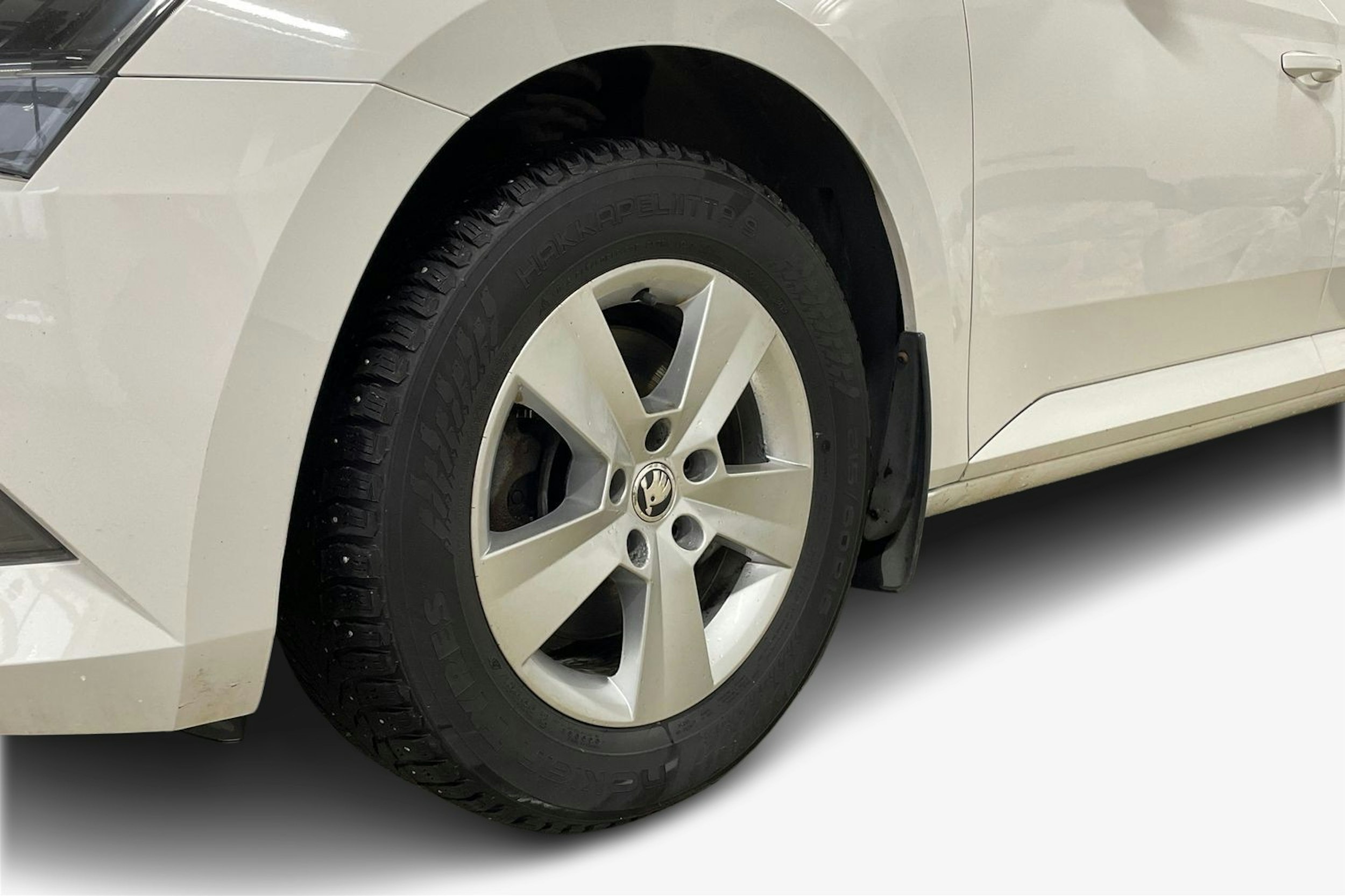 Valkoinen Skoda Superb 2018 kuva 11.