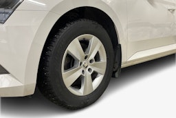 Valkoinen Skoda Superb 2018 kuva 11.