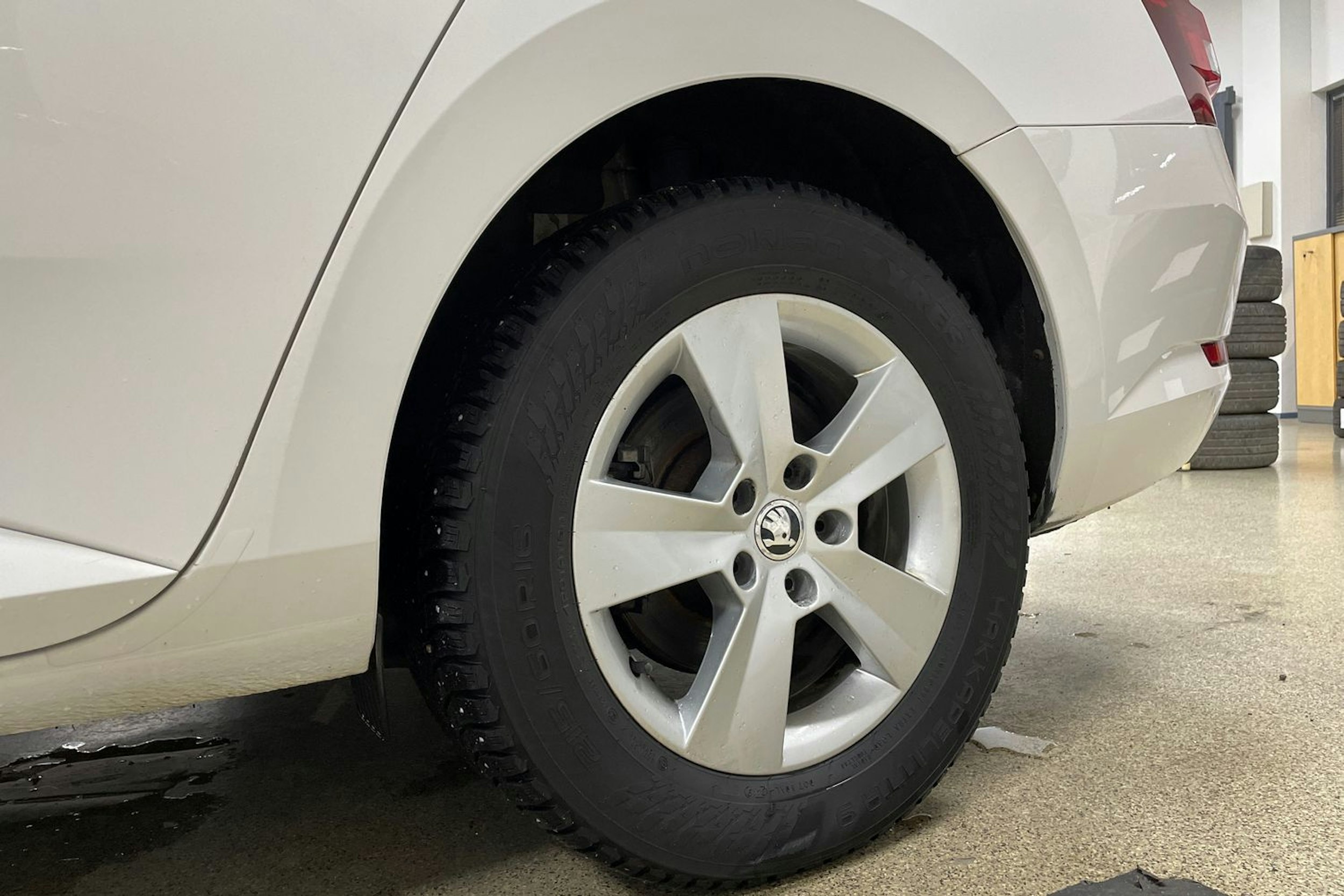 Valkoinen Skoda Superb 2018 kuva 13.