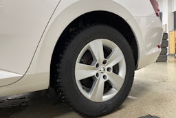 Valkoinen Skoda Superb 2018 kuva 13.