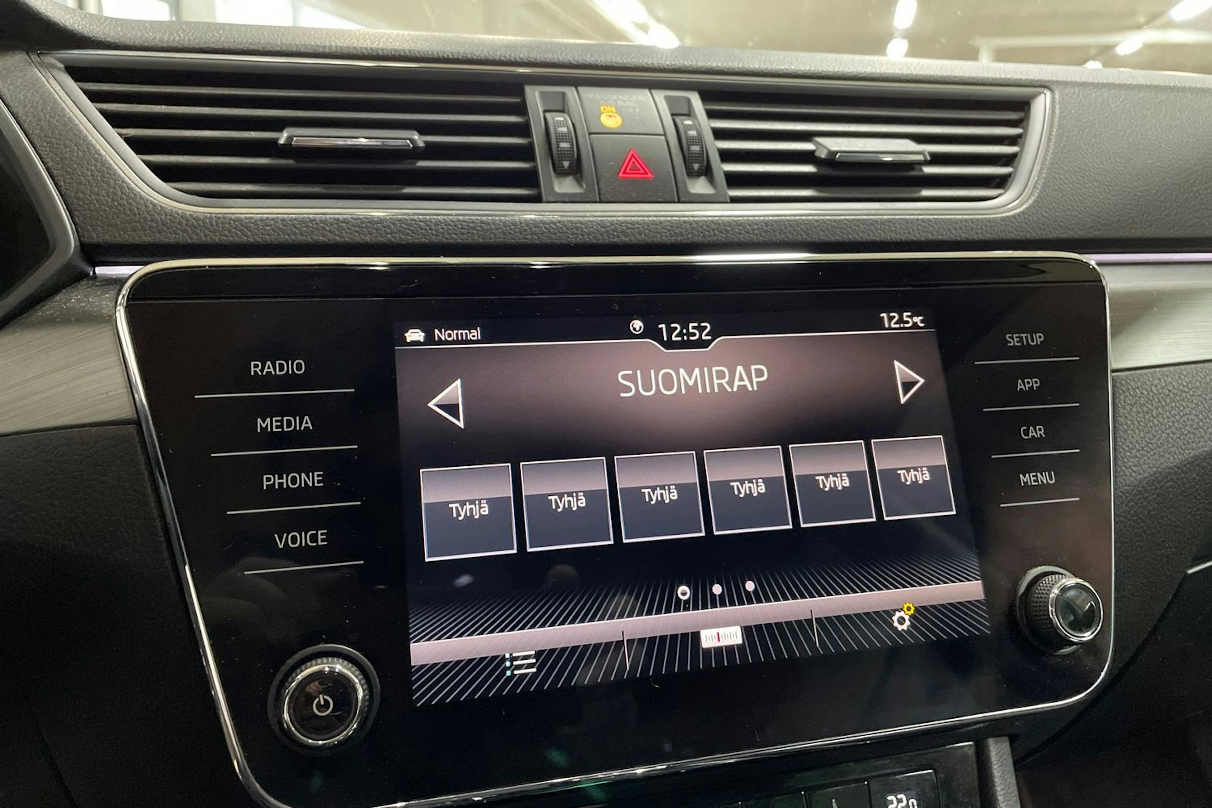 Valkoinen Skoda Superb 2018 kuva 14.