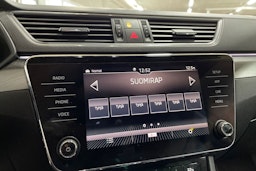 Valkoinen Skoda Superb 2018 kuva 14.