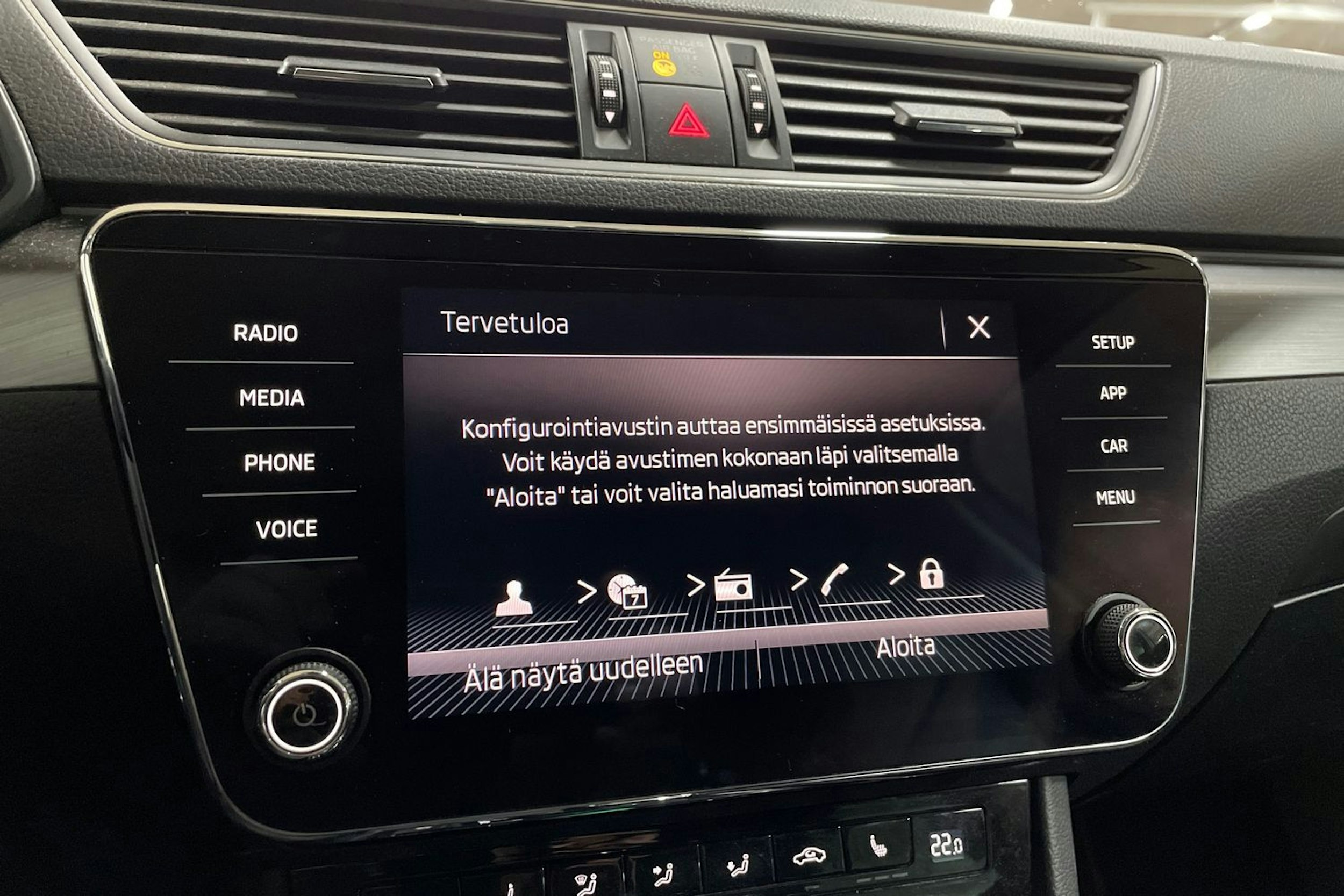 Valkoinen Skoda Superb 2018 kuva 15.