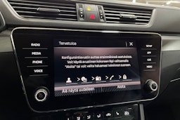 Valkoinen Skoda Superb 2018 kuva 15.