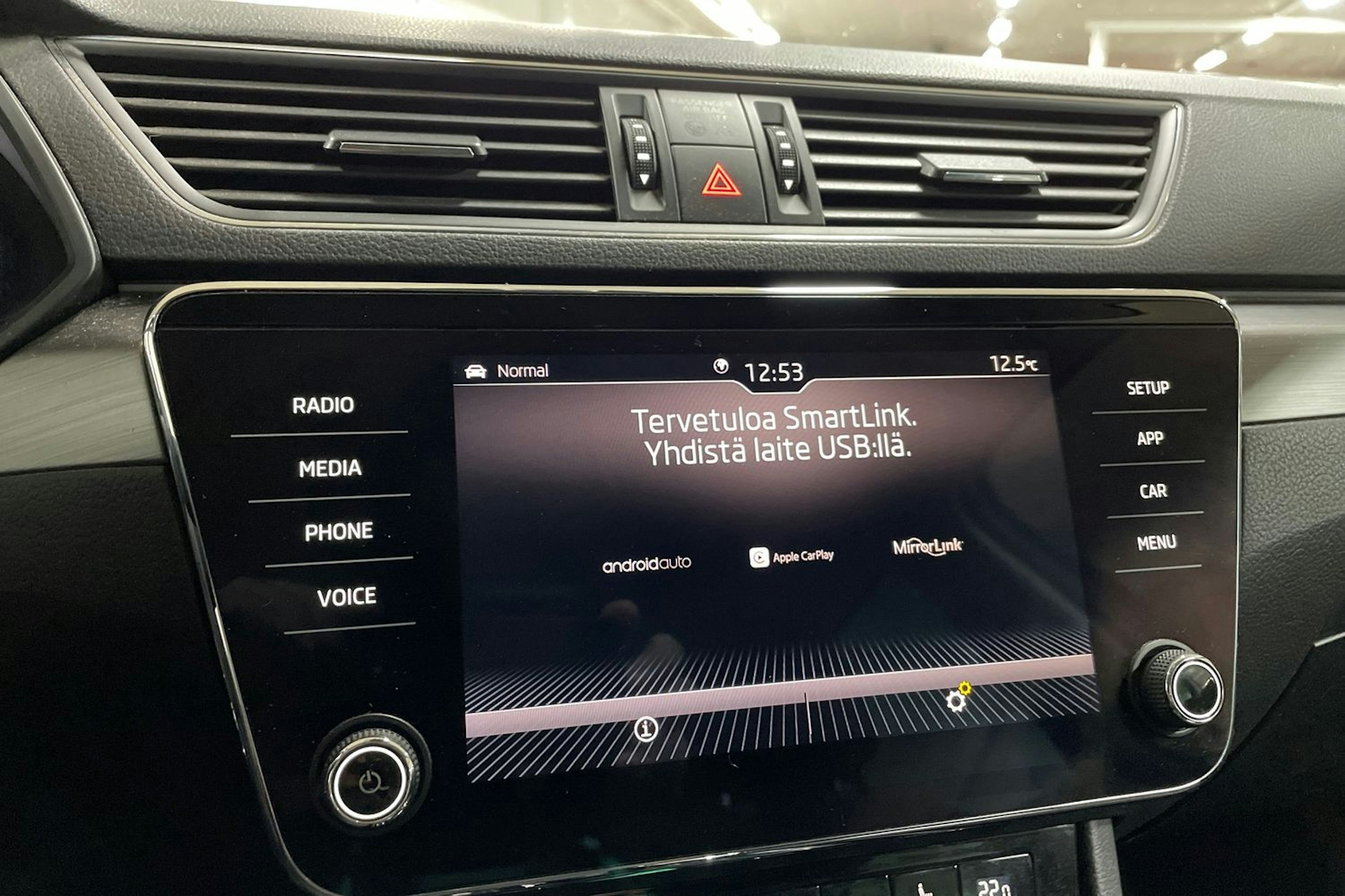 Valkoinen Skoda Superb 2018 kuva 16.