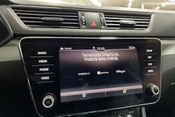 Valkoinen Skoda Superb 2018 kuva 16.