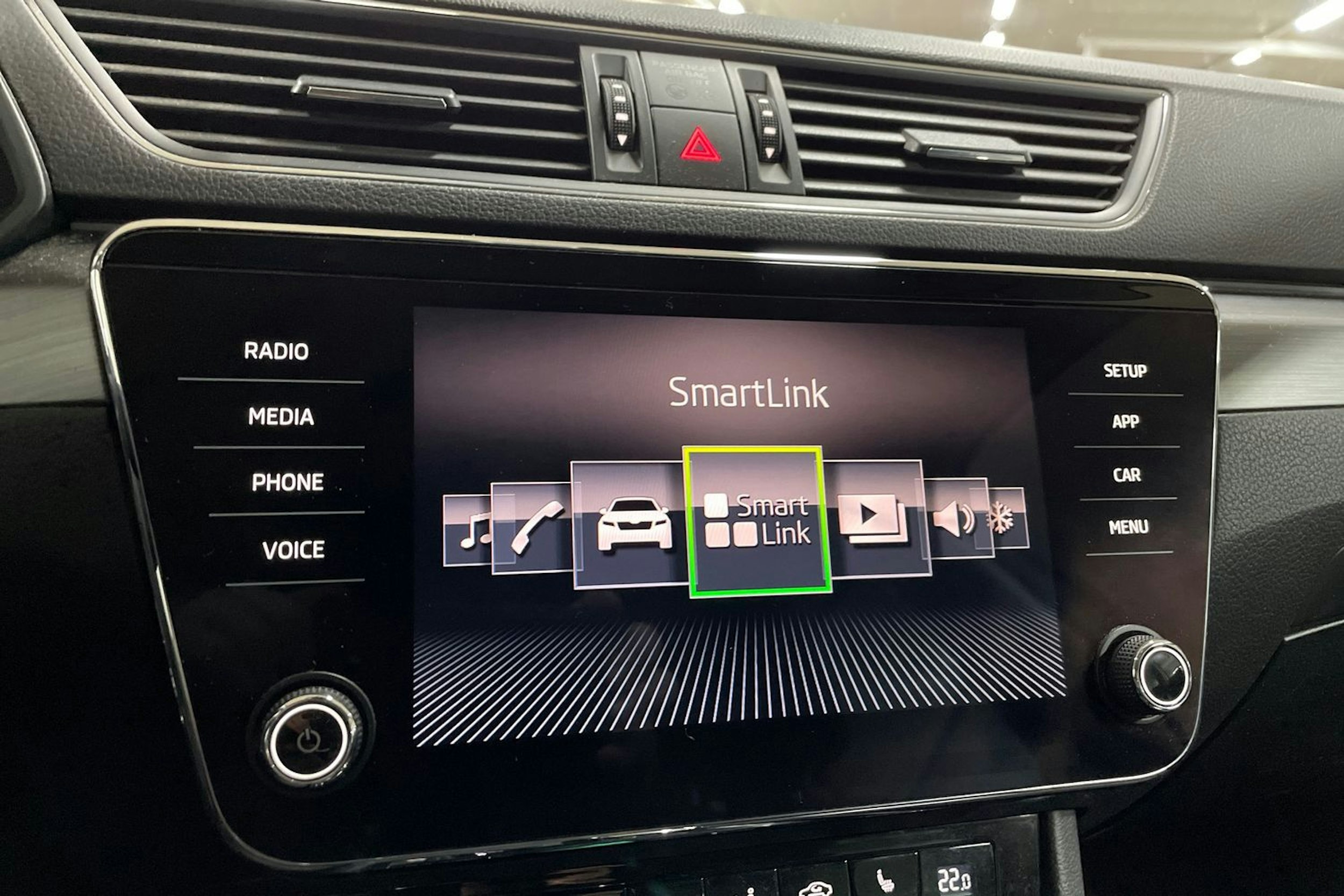 Valkoinen Skoda Superb 2018 kuva 17.