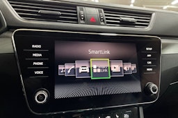 Valkoinen Skoda Superb 2018 kuva 17.