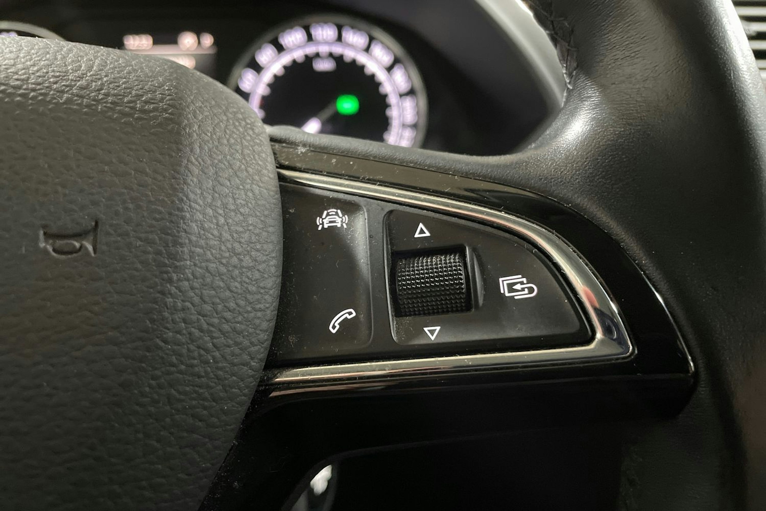 Valkoinen Skoda Superb 2018 kuva 18.