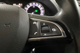 Valkoinen Skoda Superb 2018 kuva 18.