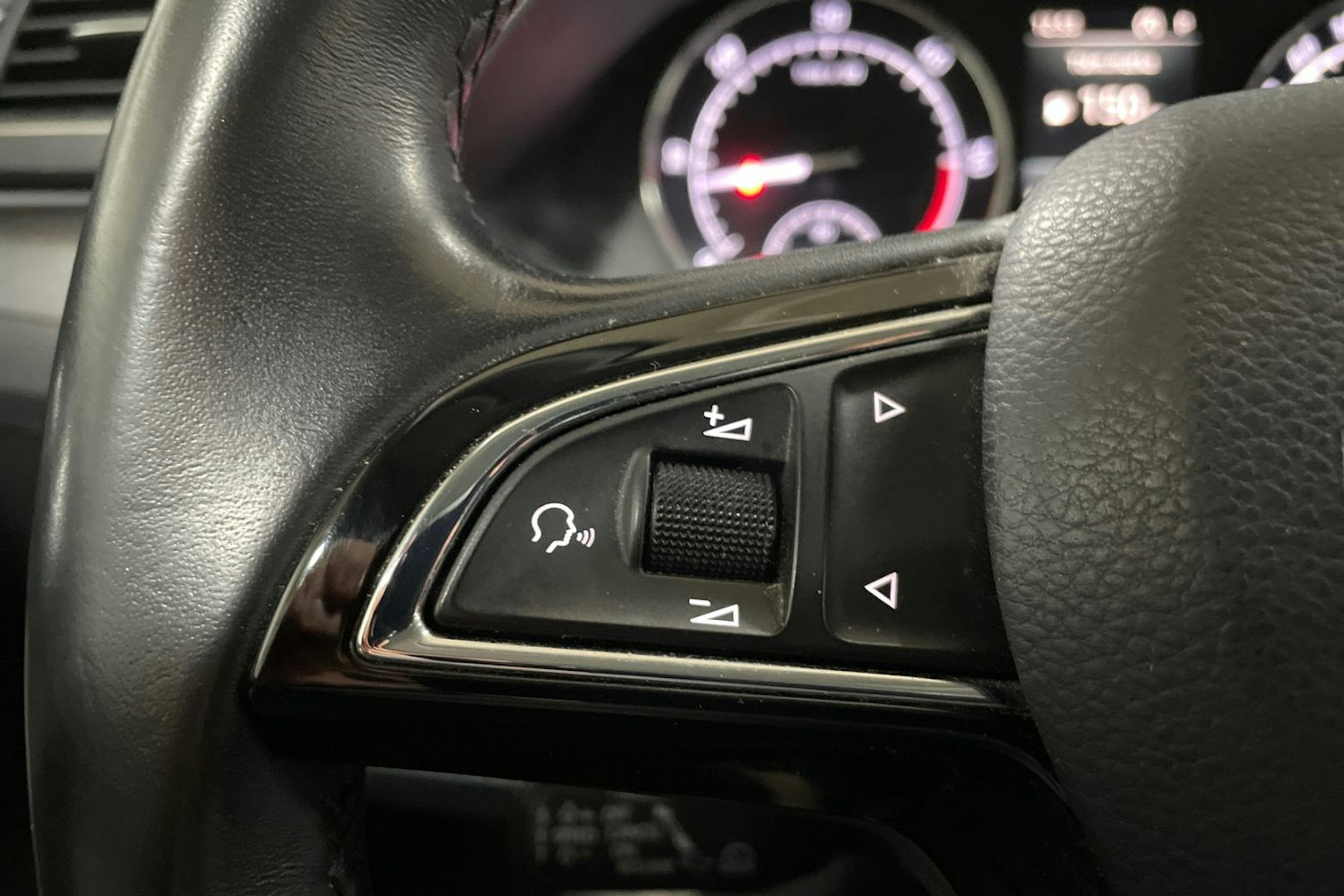 Valkoinen Skoda Superb 2018 kuva 19.