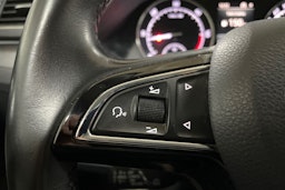 Valkoinen Skoda Superb 2018 kuva 19.