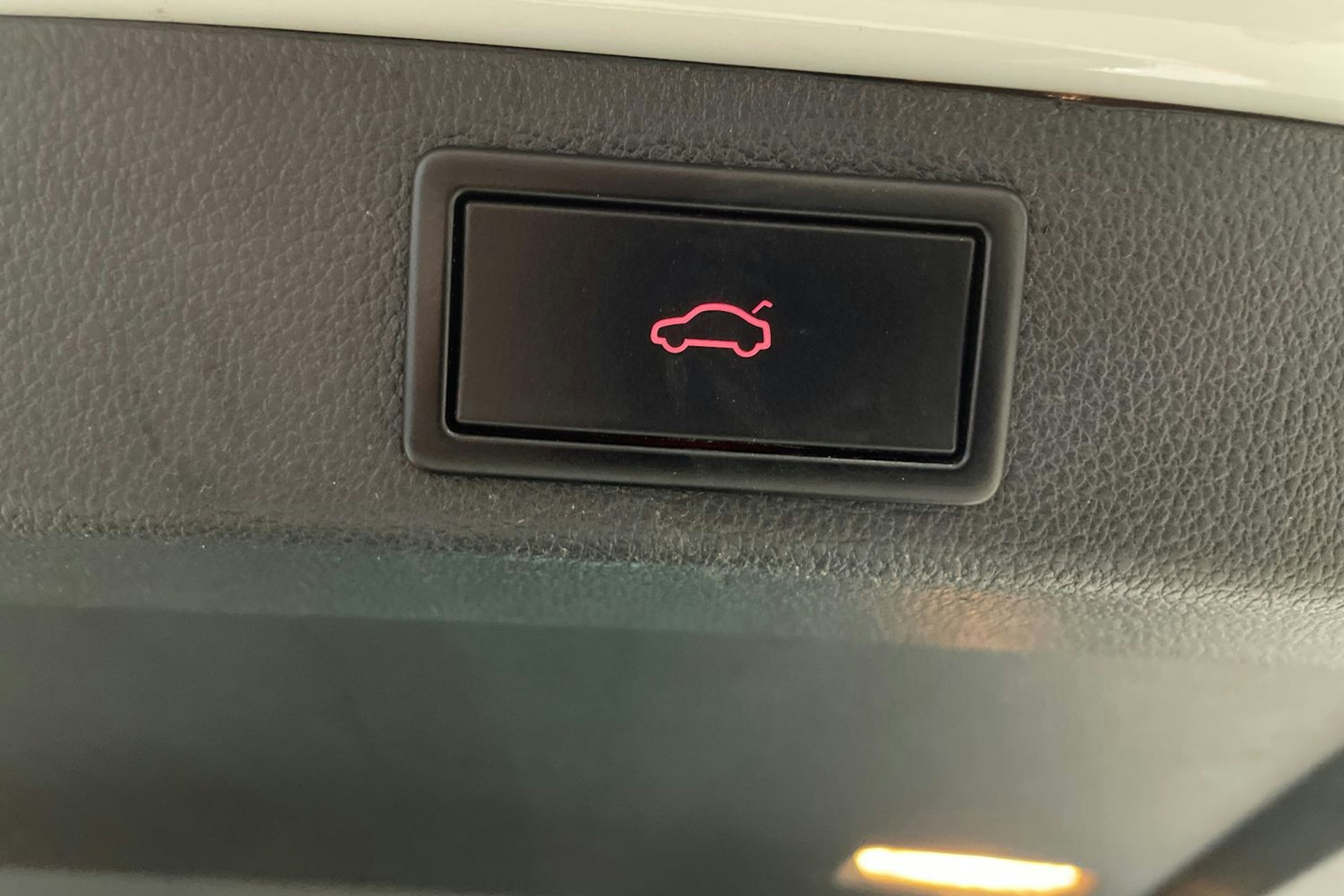 Valkoinen Skoda Superb 2018 kuva 21.