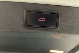 Valkoinen Skoda Superb 2018 kuva 21.